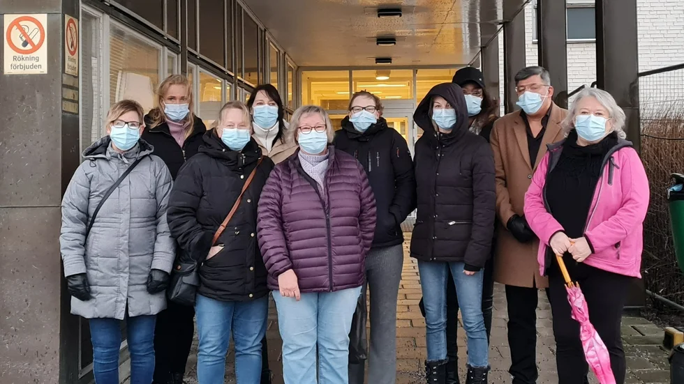 Undersköterskor från Djurgårdens-, Tunagårdens- och Lagersbergsgården träffades för att protestera mot den uteblivna löneökningen. På bilden: Maria Hildenborg, Therese Lundemo, Gina Fornstedt, Liisa Celing, Johanna Fahlen, Meja Widin, Estelle Aka, Ibrahim Alasaid och Kirsi Tahvanainen, arbetsplatsombud. 