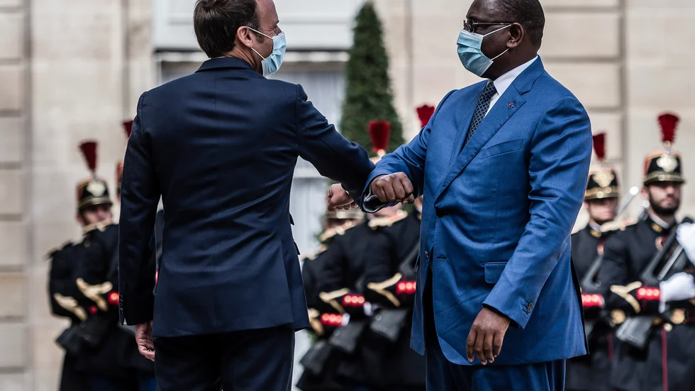 Frankrikes president Emmanuel Macron och Senegals Macky Sall i ett möte i Paris 2020. Nu leder herrarna varsitt ordförandeland i EU respektive AU och laddar för toppmöte i Bryssel. Arkivbild.