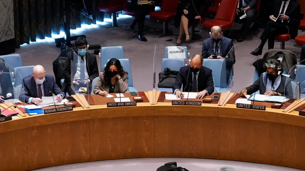 Rysslands FN-ambassadör Vasilij Nebenzia längst till vänster och USA:s FN-ambassadör Linda Thomas-Greenfield vid måndagens Ukraina-möte i FN:s säkerhetsråd.