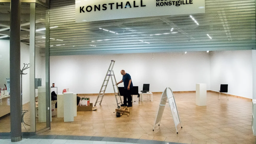 Göran Gafvelin, ordförande i Bodens konstgille, håller på att tömma lokalerna i Enter galleria - ett scenario Karin Westergren, ordförande Sveriges Konstföreningar, Norrbotten menar borde kunna undvikas.