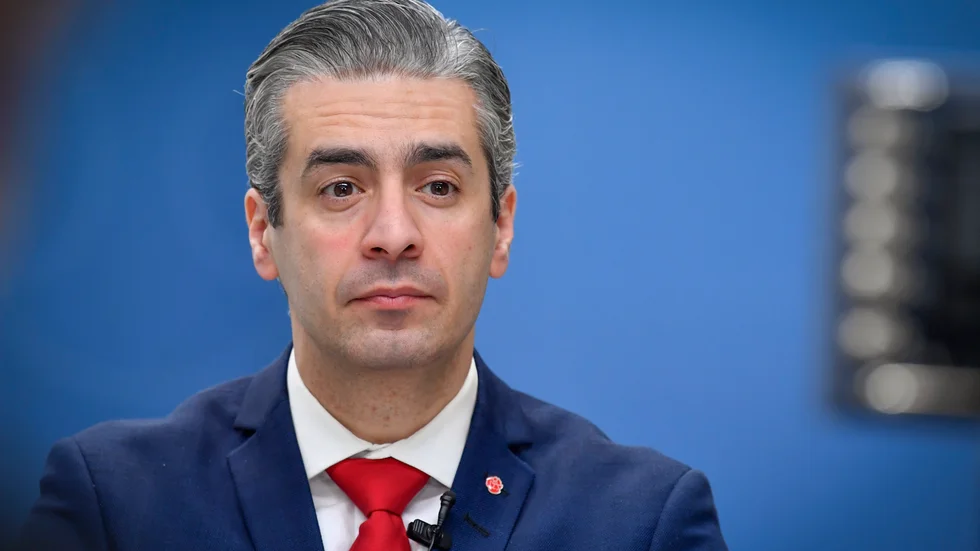 Energiminister Khashayar Farmanbar (S) och regeringen möter nya krav från riksdagspartier om åtgärder för att mildra effekterna av stigande dieselpriser. Arkivbild.