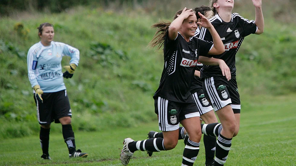 Ledartröjan har varierat inom damfotbollen i Enköping på 2000-talet. Efter att samarbetslaget ESK/Fanna upphörde var det FBK som fick jubla mest under några år, som här i en match på Fanna IP för 14 år sedan. Nu är ESK i tvåan, Fanna BK i fyran och sex seniorlag för damer är anmälda till seriespel från kommunen