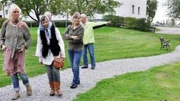 Ulrika Schwerin och Lena Persson har gått Tant Fridas stig många gånger men att höra konstnären Sonja Petterssons berätta om skulpturerna ger en extra krydda till vandringen.