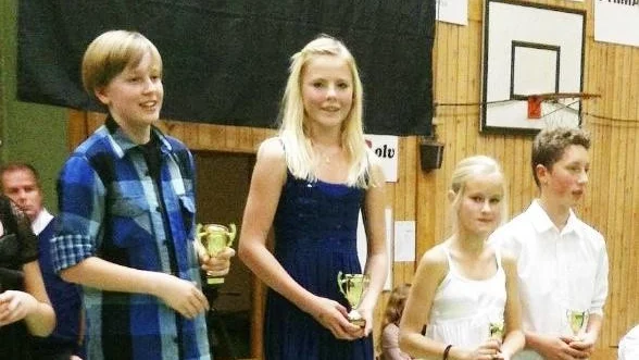 Andrea Bergstrand firade sin födelsedag med att vinna tillsammans med Carl Boije i Bugg Ungdom E. Bronset gick till Fanny Åhlin och Johan Lindell.