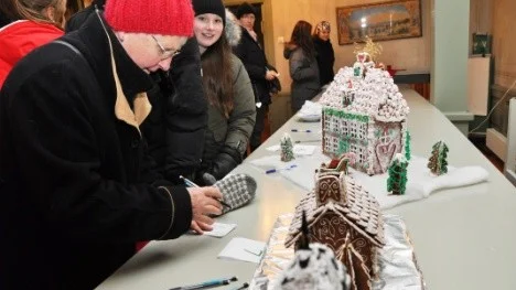 Inga-Britt Eklöf lägger sin röst i turistbyråns tävling om bästa pepparkakshus-bygget.