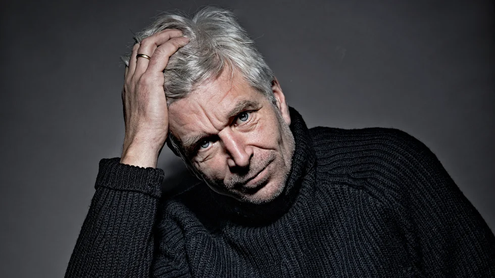 Karl Ove Knausgård blev en av världens mest berömda författare med den självbiografiska romansviten "Min kamp" (2009–2011). "Vargarna från evighetens skog" är andra delen i en planerad romantrilogi som inleddes med succéboken "Morgonstjärnan" (2021).