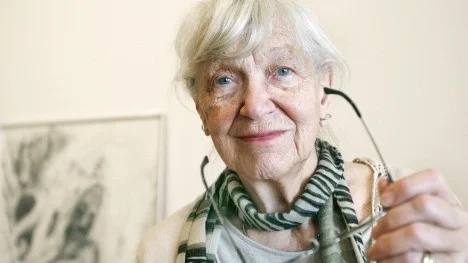 Konstnären och författaren Elisabet Hermodsson ställer ut i Åhuset.