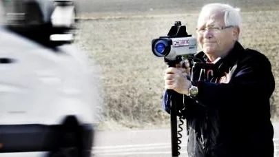 Sven Olov Jansson från  NTF mäter bilarnas hastighet vid Ramstalund.