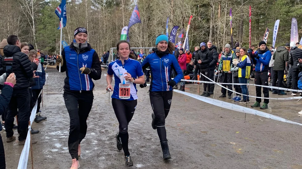 IFK Lidingö på väg mot mål som segrare i damklassen av Måsenstafetten. I laget sprang Veronika Kalinina (mitten) samt Katrin Müller och Alice Hugosson.