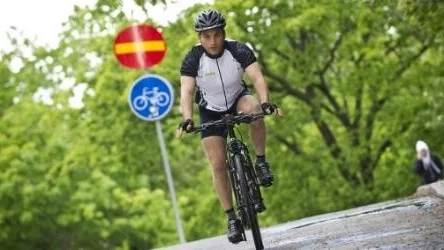 Poeten Daniel Boyacioglu har bestämt sig för att cykla till Gibraltar och hem igen. 50 dagar räknar han med att det tar.