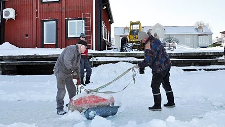 Bo Andersson, Karl-Erik Brännström och Christian Wass hjälps åt.