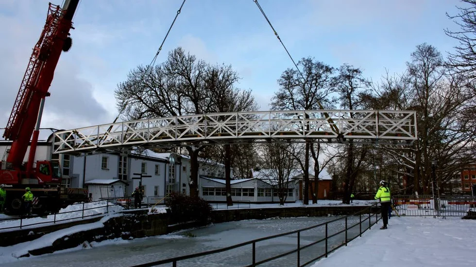 Den nyrenoverade Fisktorgsbron lyftes på plats i januari i år.