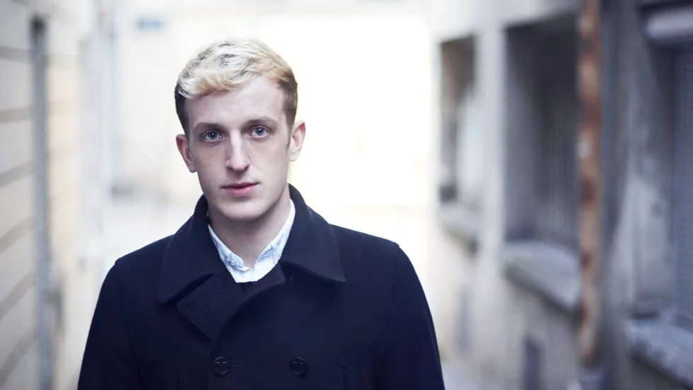 Édouard Louis (född 1992) debuterade 2014 med romanen "Göra sig kvitt Eddy Bellegueule". Boken fick ett stort internationellt genomslag och kom 2015 på svenska. Han har även skrivit den uppmärksammande ”Våldets historia”.