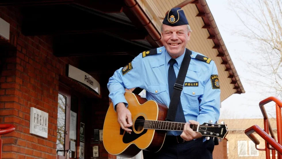 Efter 36 år säger Per-Erik Abrahamsson hej då till sina kollegor i Enköping för att bli sjungande Pecke Polis på heltid.
