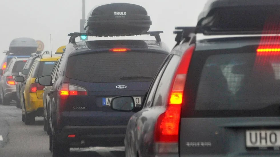 Många påsklovsfirare ska till fjällen över påskhelgen och på riksväg 70 norr om Enköping kommer trafiken att tätna.