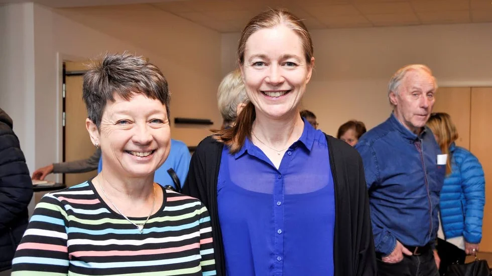 Läkaren Christina Mörk, till vänster, och apotekaren Anna Ekman var två av föredragshållarna när Edsvägens anhörigförening bjöd in till medicindag på Storbrunn i Östhammar.