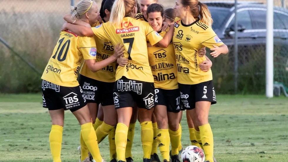Hannah Lichtenstein gratuleras efter sitt 1-1-mål.