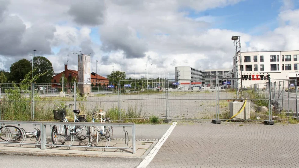Den nya ägaren TAFAB tänker fullfölja planerna på ett hus i tolv våningar i kvarteret Virkesladan mitt i samhället. Många Knivstabor har uttryckt att de tycker det är för högt.