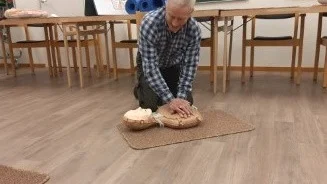 Karl-Erik Renberg visar hur man gör kompressioner.