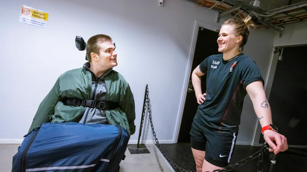 Marcus Persson och Luleåbacken Johanna Fällman pratar om den första semifinalmatchen som laget vann med 1–0.