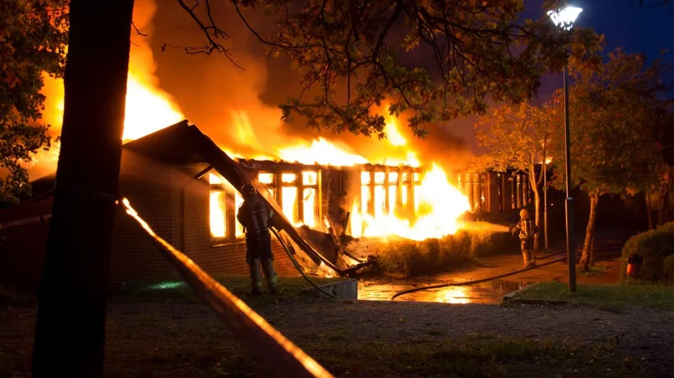 Större delena av Gottsundaskolan brann ner i en våldsam brand.