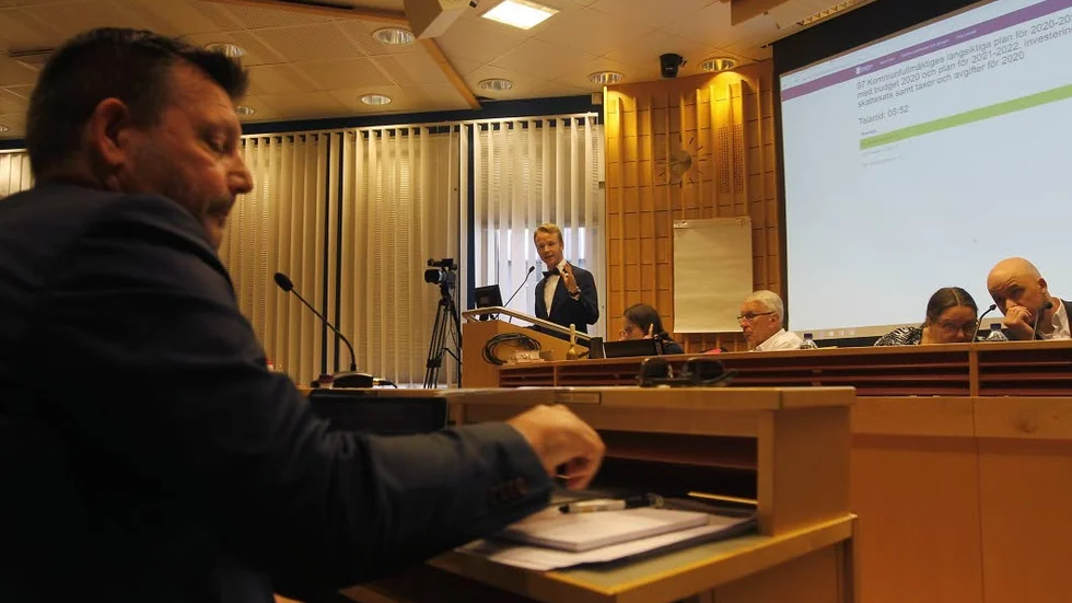 Jesper Englundh (S) i talarstolen yrkade återremiss av taxor och avgifter, något Ingvar Smedlund (M) i förgrunden mottsatte sig.