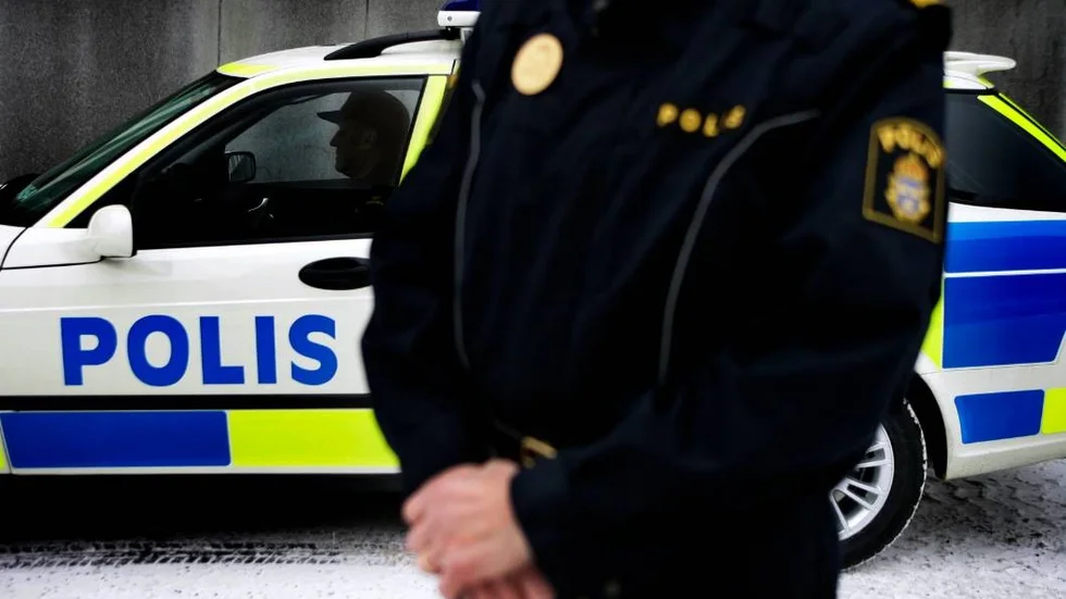 Polis och polisbil.