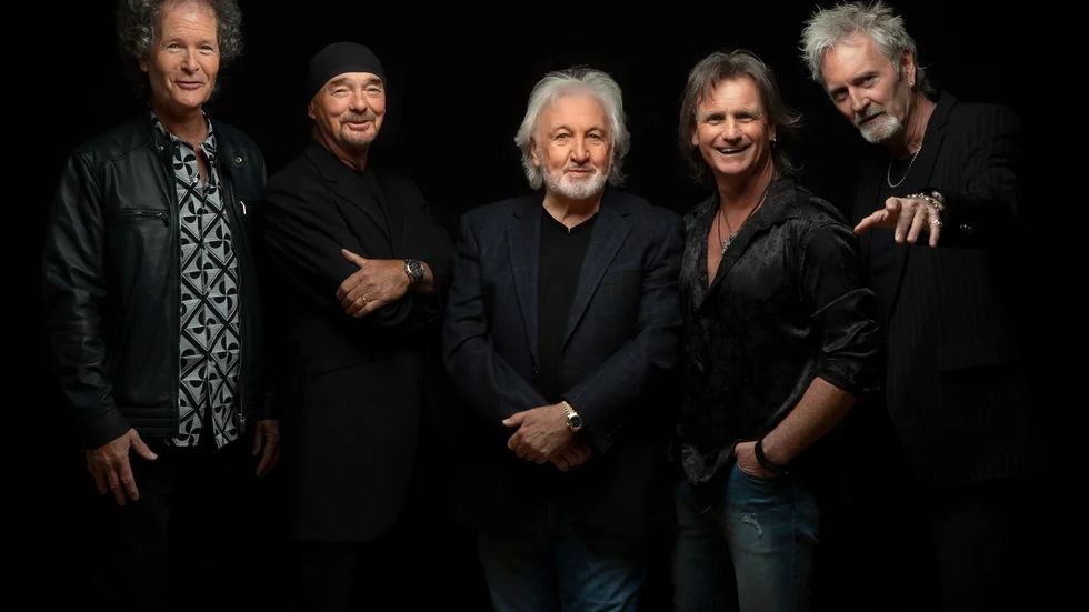 Smokie lever vidare, trots att den sista originalmedlemmen Terry Uttley (i bildens mitt) gick bort i december 2021.
