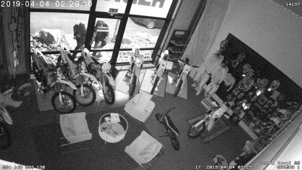 Motorsportsbutiken i Fullerö blev bestulen på motorcyklar för en halv miljon kronor. Nu tas fallet upp i TV3:s Efterlyst.