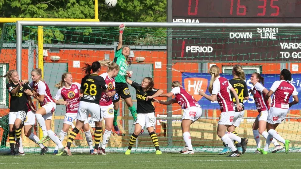 Uppsala Fotbolls tränare och sportchef Fredrik Bernhardsson om den tunga starten. "Att vara topp fyra efter halva serien (om fyra omgångar) har vi inte reviderat"