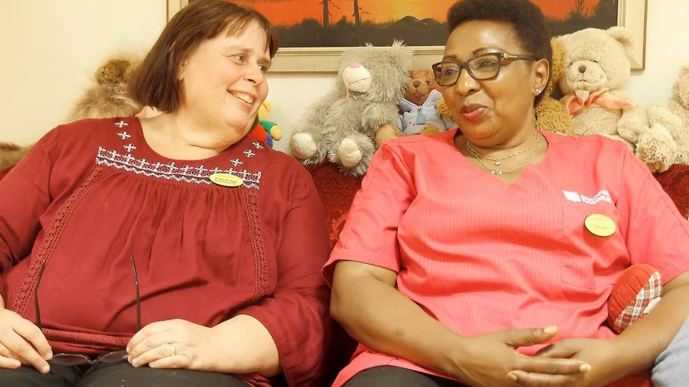 Elisabeth Agge och Therese Ndayishimiye är överens om att utbildning är viktig, men också intresse för att arbeta med människor.