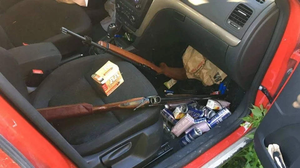 Två gevär och ammunition fanns i mannens bil när han greps.