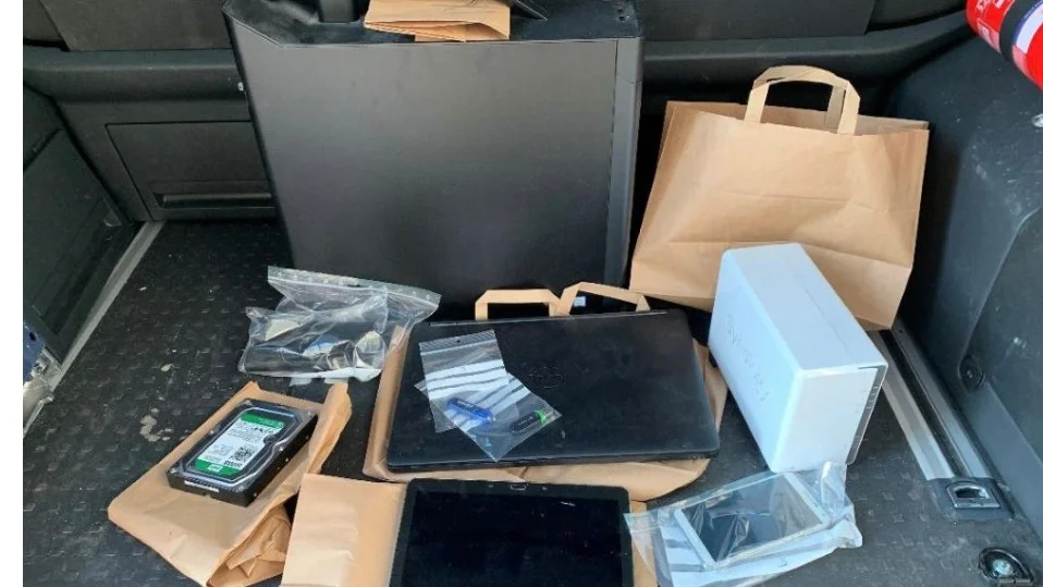 En del av den lagringsmedia som beslagtagits hos de tio misstänkta personerna.