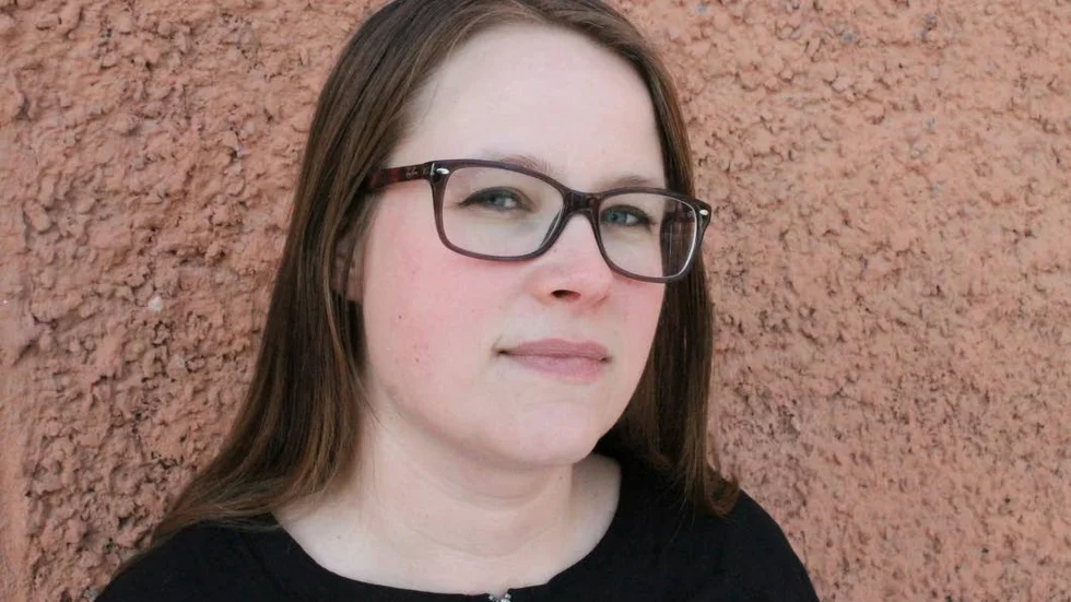 Uppsalaförfattaren Lisa Gidlöf har skrivit diktsamlingen "Intill haren inuti haren".