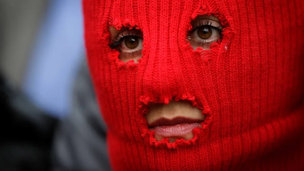 Medlemmar i Pussy Riot kommer till Uppsala. Bilden är en genrebild föreställande en medlem i Pussy Riot under protesterna mot regimen i Ryssland under OS i Sotchi.
