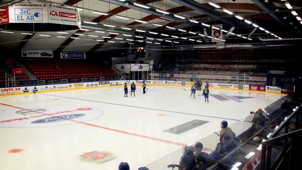 A-hallen måste bli duglig i väntan på processen med de nya alternativen, SBB kontra IFU, skriver Liberalerna.