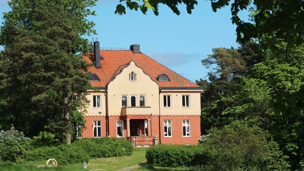 Härjarö herrgård kan vara på väg att få en ny ägare.