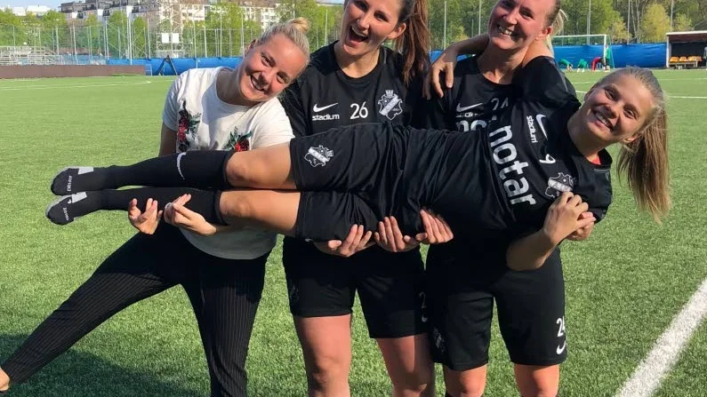 Fanny Lång, Lovisa Koss och Linnéa Eriksson håller upp skyttedrottningen Therese Simonsson.