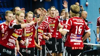 Storvreta - Helsingborg  (10 - 2)
nR 16 Victor Andersson grattuleras av laget efter att ha gjort 2 - 0 på straff