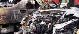 Åtta bilar sattes i brand