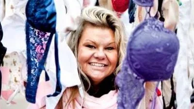 Boob Market - en pryl- och torghandel till förmån för bröstcancerdrabbade - på Vaksala Torg. Åse Granberg med sitt bidrag - ett bh-lotteri.