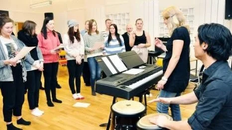 Pauline Svanerö och Alvaro Svanerö  repar med eleverna på Högbergsskolans estetprogram inför tisdagens konsert.