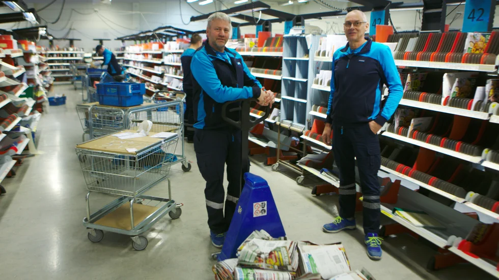 Torbjörn Helmersson och Kurt Werkelin är chefer över Postnord i Visby respektive Hemse. ”På Gotland är vi ju redan vana vid att båtar eller flyg kan bli inställda och att vädret kan ställa till det. Vi har förståelse för sånt här”, sade Torbjörn Helmersson om de nya utdelningsrutinerna när Helagotland.se träffade dem i december 2021.