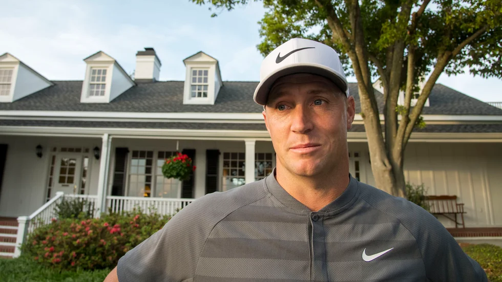 Alex Norén framför klubbhuset på Augusta National 2018. I år blir det inget spel i US Masters för svensken.