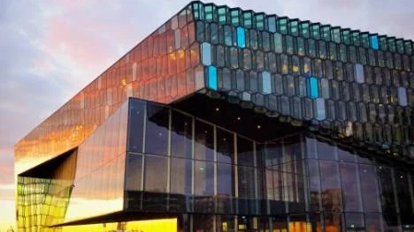 Harpas fasad med gigantiska glasprismor har utformats av konstnären Olafur Grimsson.