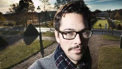 Henrik Sundbom tycker att Palmeakademien bryter mot högskoleförordningen genom att politisera en universitetskurs.