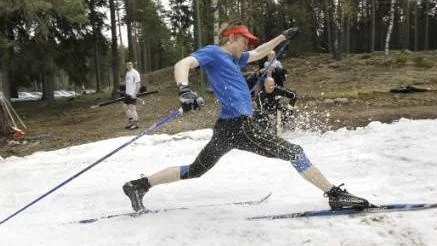 Någon skidklass blir det inte i årets Ottarslopp som fallet var 2010. Här spurtar Robert Björklin i mål.