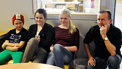 Eleverna Robin Ahlfors, Pernilla Andersson och Emma Moberg tillsammans med elevcoachen Pelle Forsström.