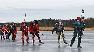 Lars Hjertson, i spetsen, testar skridskoisen på Funbosjön.