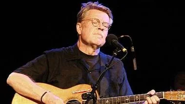Mikael Wiehe prioriterar jobb där han träffar ungdomar. Bilden är från en konsert på Katalin i maj förra året.